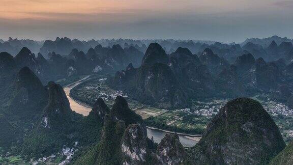 微弱光线下桂林风景的航拍照片