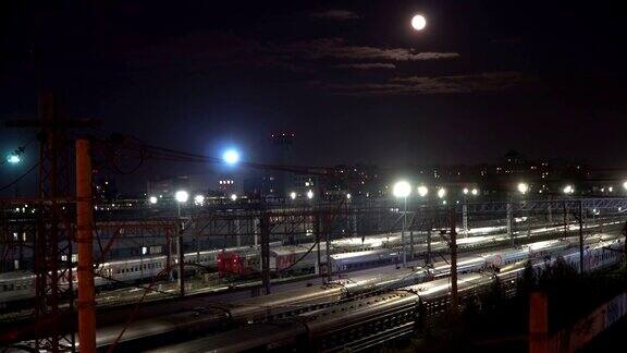 月光下火车在铁路枢纽的夜间行驶