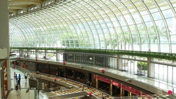 新加坡白天滨海湾购物中心自动扶梯全景4k视频