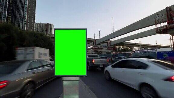 时间流逝交通城市街道与广告牌绿色屏幕