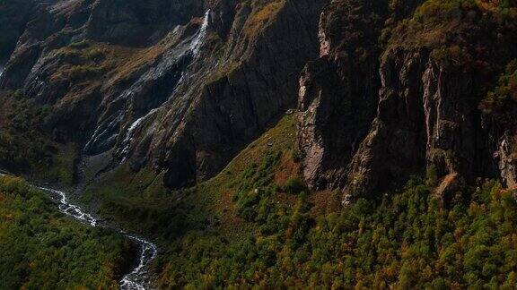 空中全景的山谷与河流附近的山在秋天的一天从空中看雄伟的岩石