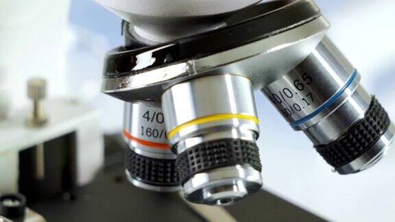 仔细观察显微镜的物镜