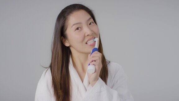 一个年轻女人刷牙的中景