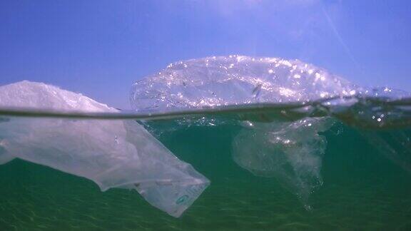 漂浮在海上的塑料瓶和塑料袋