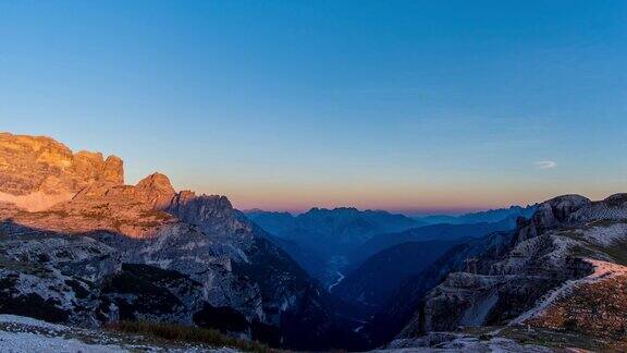 从白天到黄昏在意大利Dolomites的TriCrime