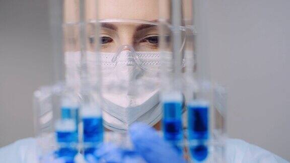 在实验室工作-科学家拿着试管和分析液体