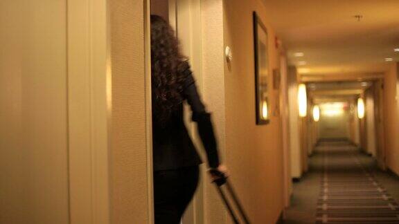 女商人走进酒店房间