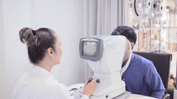 病人在医院眼科检查眼睛