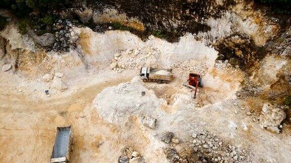 挖土机在采石场装载卡车菲律宾Siargao