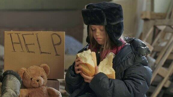 一名叙利亚难民的肖像肮脏的脸正在贪婪地吃着一条面包