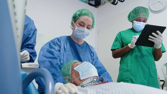外科医生在手术室向病人讲解眼科手术的过程