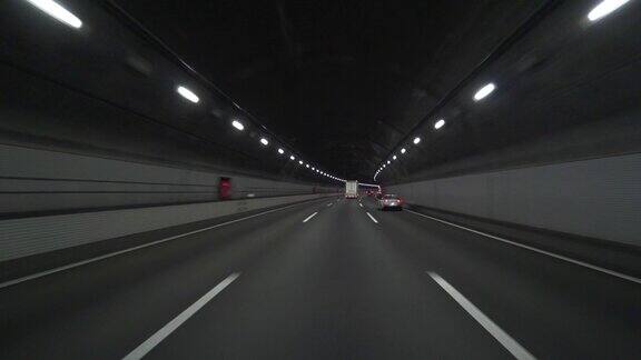 开车穿过公路隧道