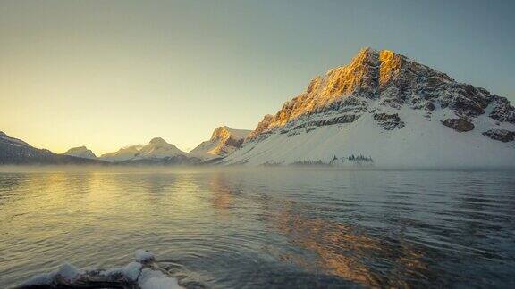 日出冬季在雪山弓湖阿伯塔加拿大