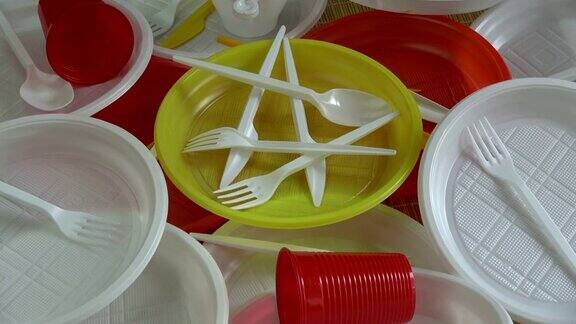 彩色塑料一次性餐具旋转背景