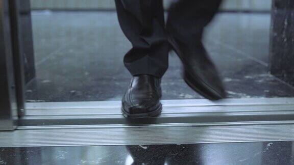 商人用脚挡住了电梯门