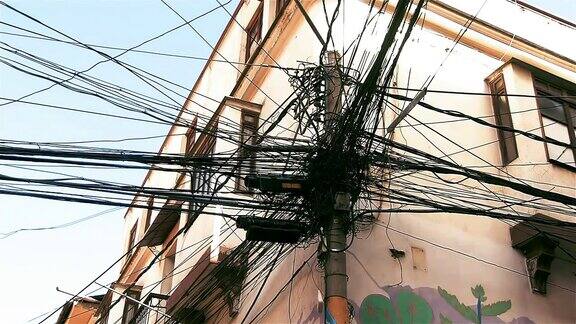 玻利维亚拉巴斯的多根电线电杆