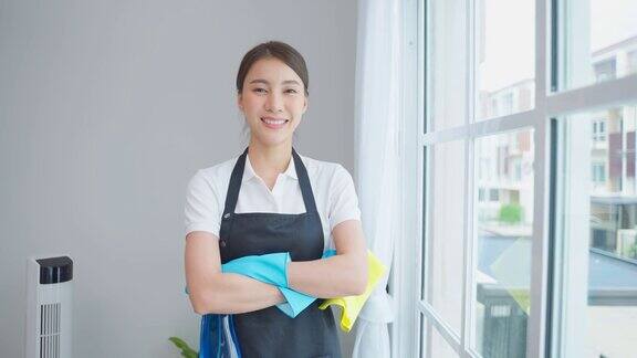 亚洲年轻清洁服务女工在房子工作的肖像美丽的女孩主妇管家清洁工交叉手臂微笑在做家务或家务后看着相机