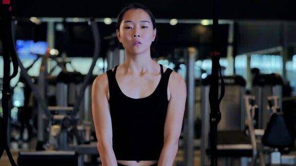 喜欢运动的女孩在做健身运动在健身房锻炼的女人