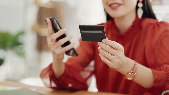 女性的手、信用卡和电话用于网上购物、交易或金融科技支付时尚人士拥有手机、网站贷款和交易的数字银行信息