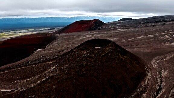 山丘与黑暗的火山土空中