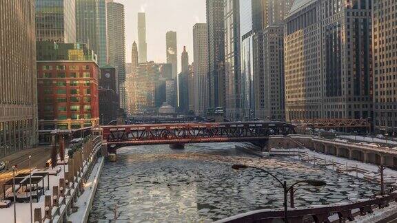 极地涡旋期间芝加哥河上的破冰船
