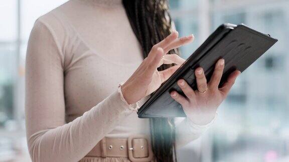 商务女性双手和平板电脑在研究网络或在线浏览的创新在办公室女性员工或分析师的特写用于社交媒体或工作场所的沟通
