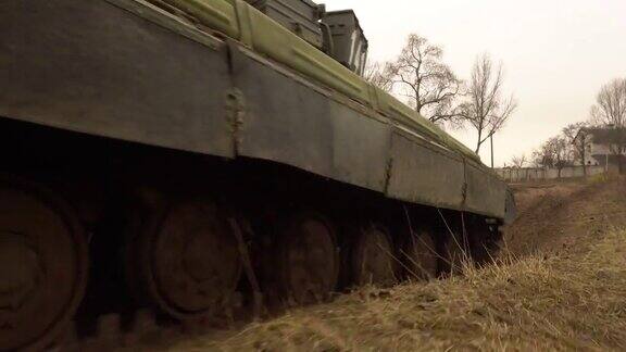 军事装备军用坦克在泥泞的地面上移动军队的军事训练