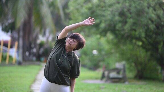 一名华裔老年妇女在他们附近的公园里锻炼