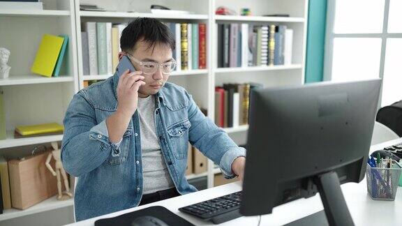 年轻的中国学生在图书馆大学用智能手机聊天