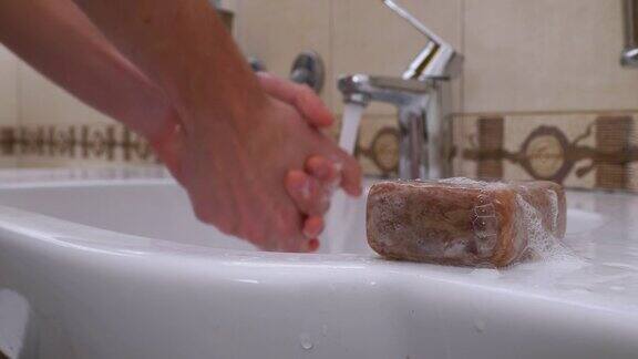 男子在盥洗室用肥皂洗手保护冠状病毒