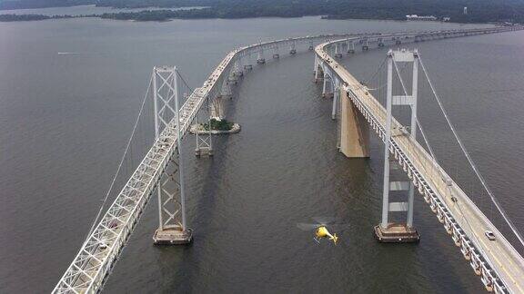 直升机飞过切萨皮克湾大桥的航拍照片