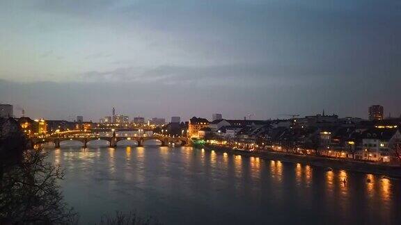 照亮巴塞尔市滨河在日落之夜瑞士地标