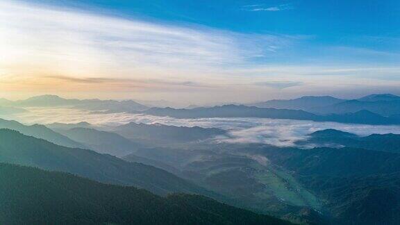 云海和山上的风力涡轮机