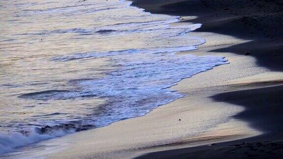 日落时海滩上的波浪