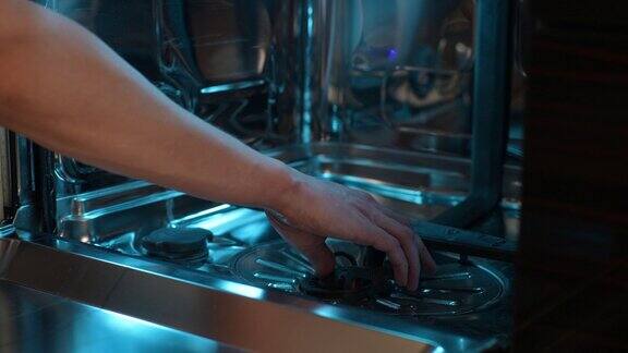 近距离镜头不知名的维修技师在清洗后将滤网插入洗碗机的水箱内慢镜头