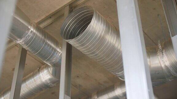 天花板上建筑通风系统的圆形金属管道