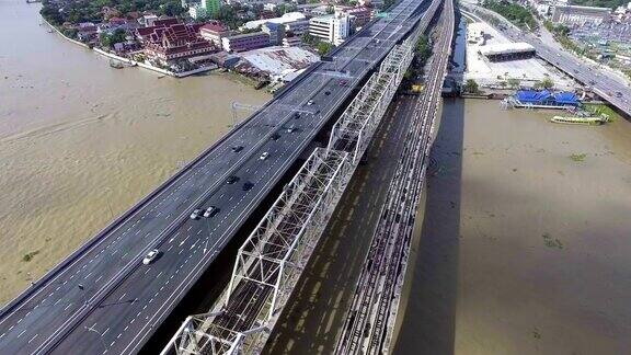 空中火车和交通大桥横跨河流