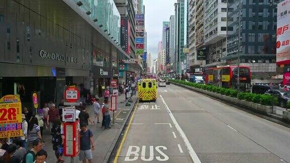 城市白天的交通状况从香港街道的双层电车上看过去