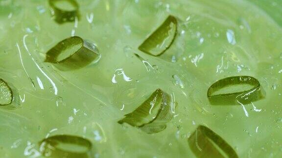 特写透明的绿色芦荟凝胶与芦荟叶片