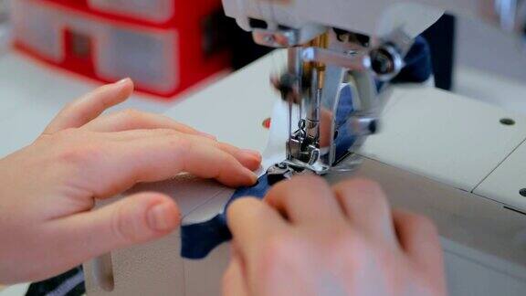 专业的裁缝时装设计师用缝纫机缝制衣服