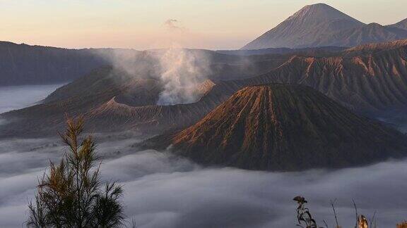 烟雾从Bromo火山冒出来