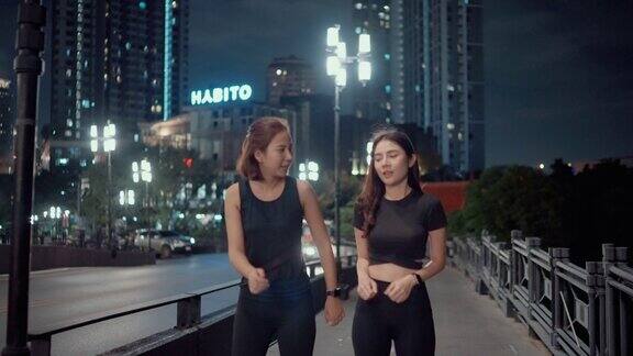 成功的女运动员晚上在城市的街道上练习跑步