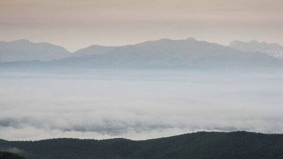 雾和雾在山上的延时运动