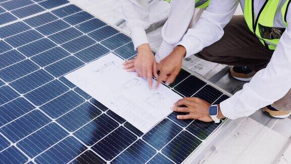 蓝图太阳能板或工程人员的手规划建设或光伏屋顶特写可再生能源设计或建筑团队指向或从事电力项目