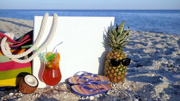 静物滩是站在沙滩、大海和沙滩上配以热带水果、菠萝的鸡尾酒