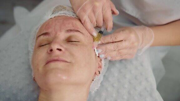 医生给一位女病人的脸上注射血浆注射富血小板血浆治疗在美容院接受治疗