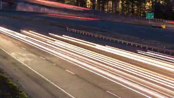 高速公路上有车尾的亮光