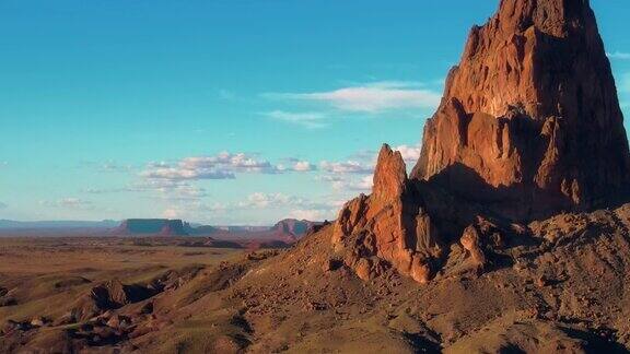 无人机航拍亚利桑那州纪念碑谷纳瓦霍部落的干旱沙漠有石丘