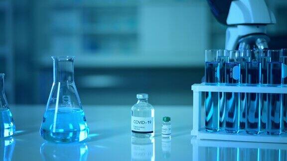 在实验室里使用科学设备进行研究