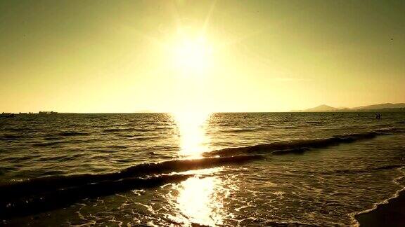 金色的日落在海边